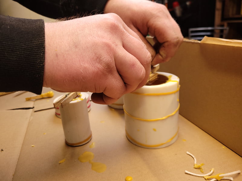 Close Up Gieten Van Echte Waskaarsen Lont Bevestigen In De Mal