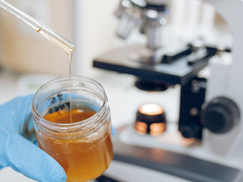 Wat is echte honing die geen C3 suiker of C4 suiker bevat. Echte honing herken je door een analyse van van een speciaal Duits laboratorium.