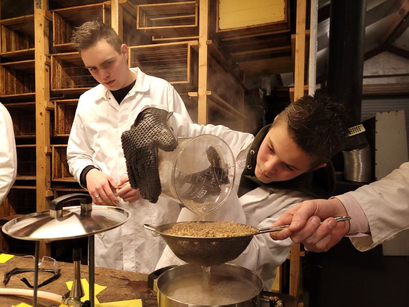 Afgieten Brouwsel Bij Workshop Brouwen Met Bierborstel