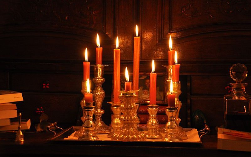 Bijenwas Kaarsen zijn maagdelijk en daarom erg populair in de Rooms Katholieke Kerk.