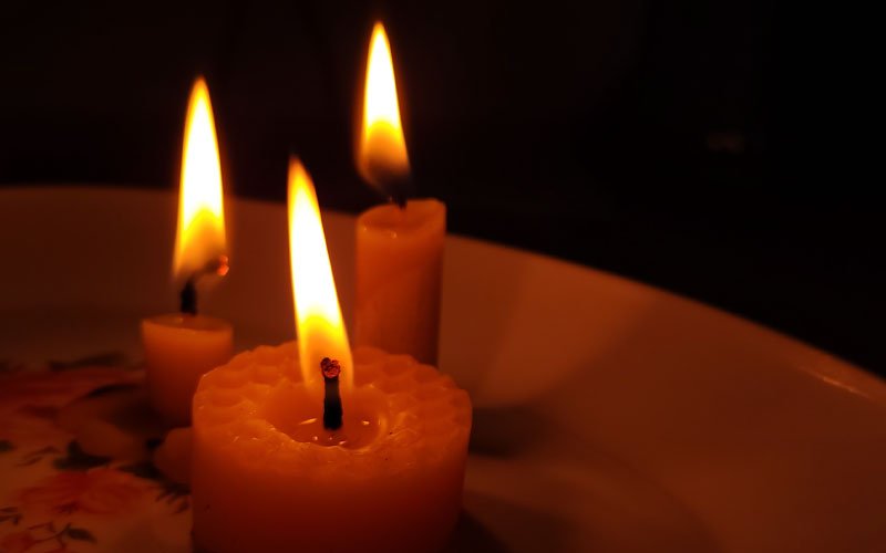 Op deze afbeelding zie je bijenwaskaarsen die branden zonder walmen en de lucht zuiveren