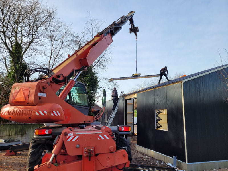 Het Nieuwe Dak Van Onze Honingwinkel Wordt Gelegd Door De Imker