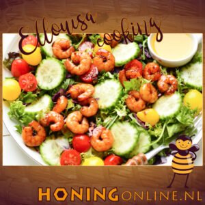 Op deze foto zie je hoe de salade met sticky garnalen eruit ziet volgens het recept met honing