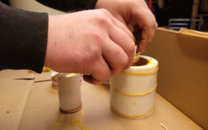 Waskaarsen Van Echte Bijenwas Met Honingraat En Bijenmotief Worden Gegoten In Mallen