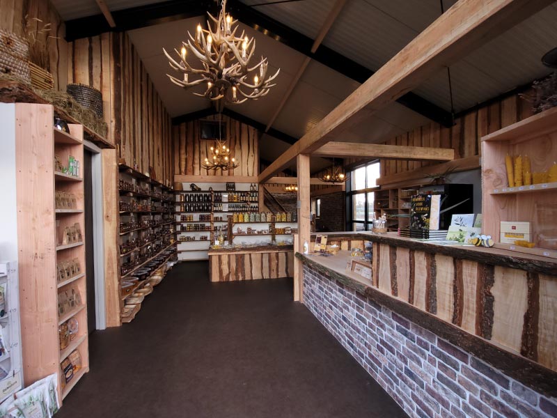 Ruime ontvangst met rolstoelvriendelijke parking ingang en entree winkel.