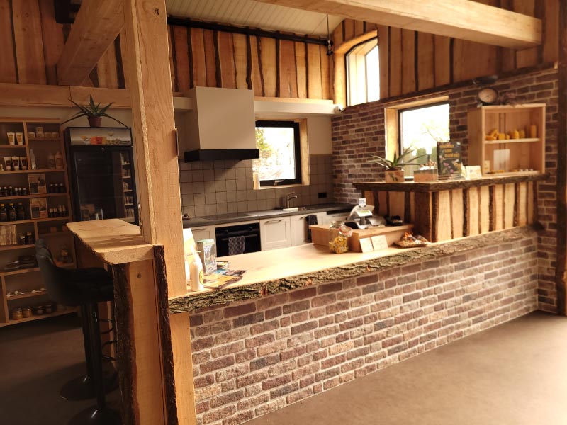 De verkoopbalie in de winkel waar je honing van de imker kopen kan