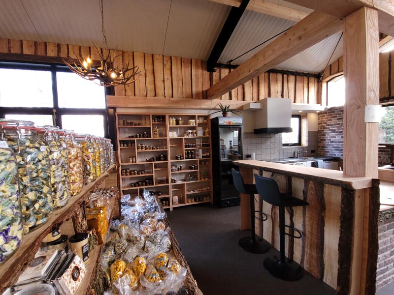 Ook honingsnoep zoals op deze foto kan je kopen in deze winkel van de imker.