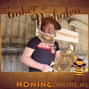 Imker berthil doet de voorjaarscontrole van een bijenvolk op imkerij de valksche bijenhof