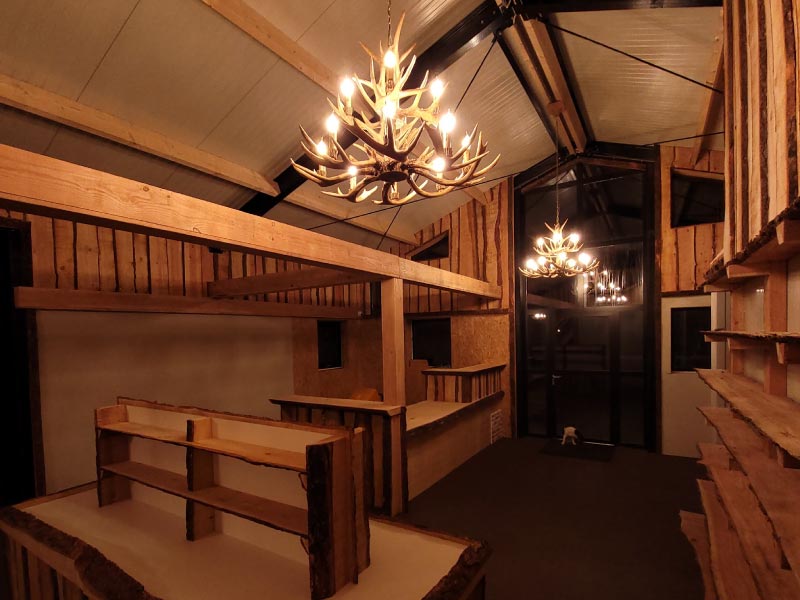 Prachtige Gewei Kroonluchters Verlichten Onze Sfeervolle Winkel Met Honing