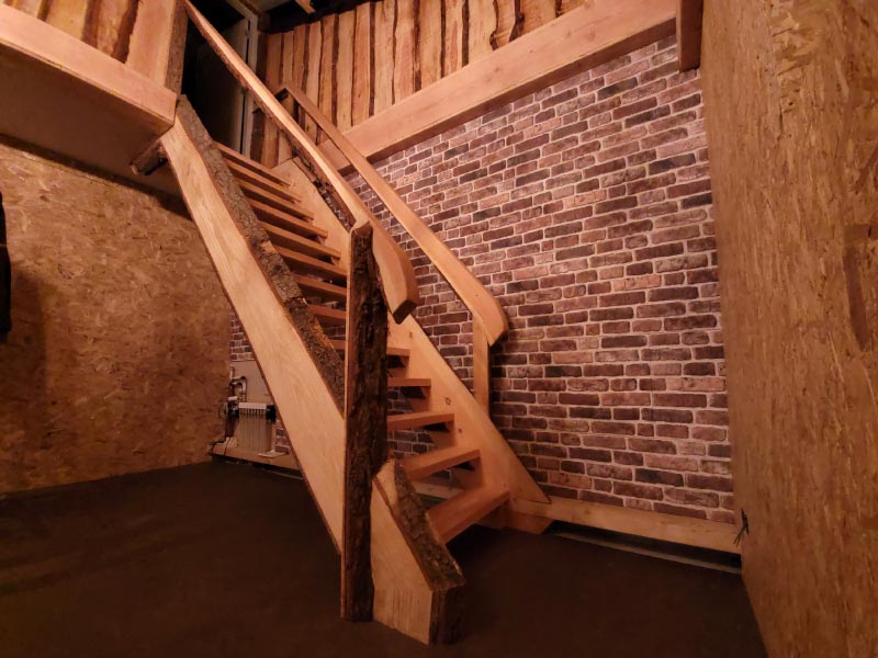 Op Maat Hand Gemaakte Trap Van Robuust Douglas Hout Met Schors