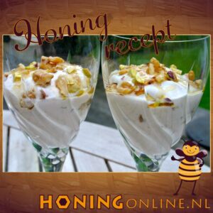 Je eigen hangop maken zoals op deze foto. Doe noten en honing door de zelfgemaakte hangop.