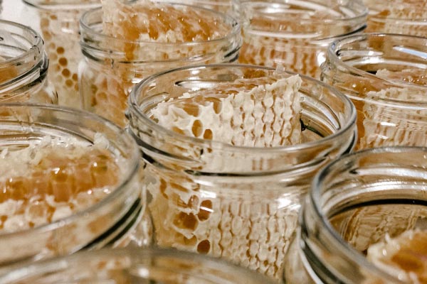 Brokhoning is noem je zo omdat er brokken honingraat in een pot worden gedaan