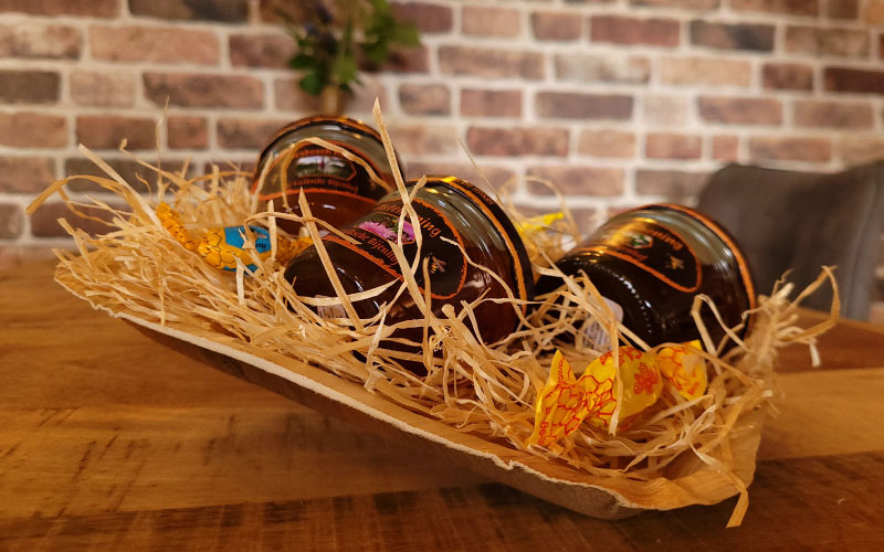 Klein pakketje met honing geschenkverpakking kopen. Leuk en duurzaam cadeau om weg te geven.