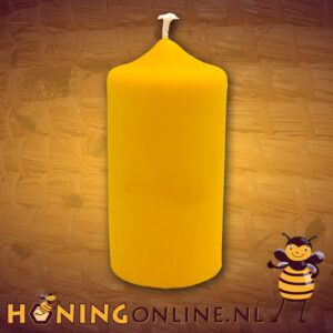 Deze stompkaars van echte bijenwas is met de hand gegoten. Deze bijenwaskaars heeft veel branduren en werkt luchtzuiverend.