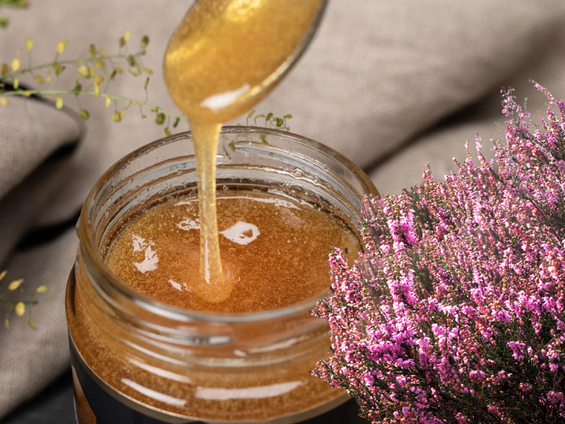 Vloeibare heidehoning met de kenmerkende luchtbelletjes is de gezondste honing die je in Nederland kunt kopen. Onderzoek wijst uit dat medicinale heidehoning nog gezonder is dan Menukahoning.