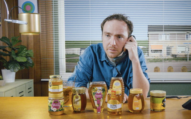 Keuringsdienst van Waarde uitzending over honing 2024. In deze TV aflevering terugkijken over honingvervalsing met suikersiroop.