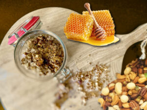 Granola met biologische noten en honing maken. Ook bevat deze granola zonnebloempitten en pompoenpitten.