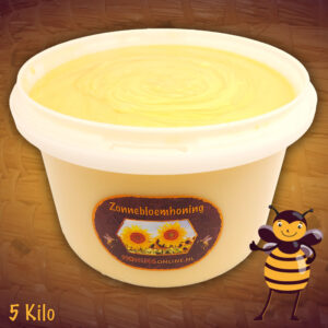 Deze emmer met zonnebloemhoning heeft een geleide kleur die kenmerkend is voor cremehoning. Je kunt deze emmer met 5 kilo zonnebloemhoning hier online bestellen.