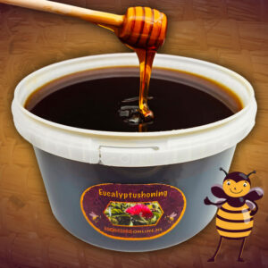 Eucalyptushoning in een emmer van 5 kilo kopen. Deze emmer eucalyptus honing heeft een donkere kleur en stroopachtige structuur.