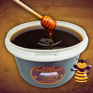 Een emmer met Portugese berghoning. Deze honing uit de bergen van Portugal heeft een donkere kleur en stroopachtige smaak en structuur.
